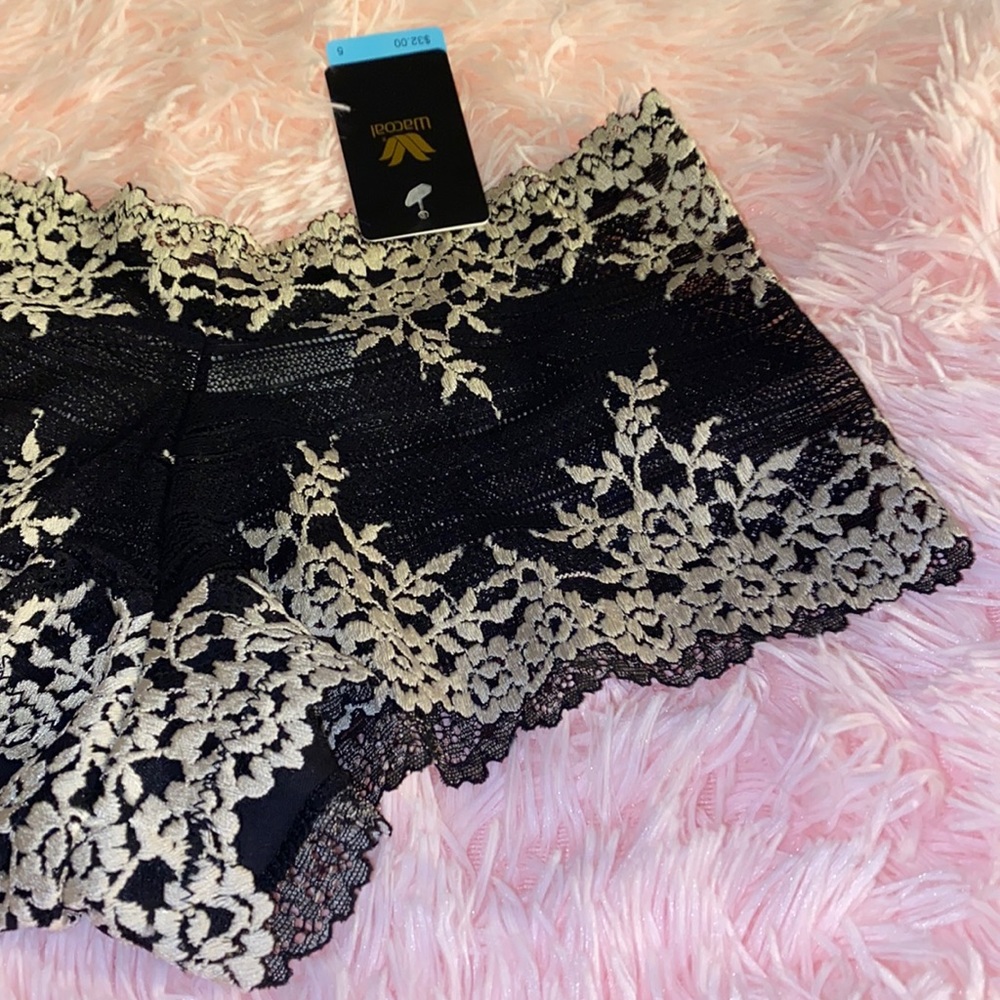 Embrace Lace Embroidered Boyshort by Wacoal - Picture 5 of 6